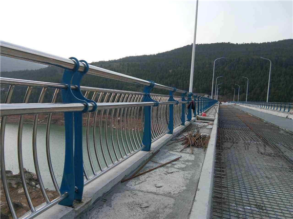 延庆不锈钢桥梁护栏的特点及其在桥梁安全中的重要作用