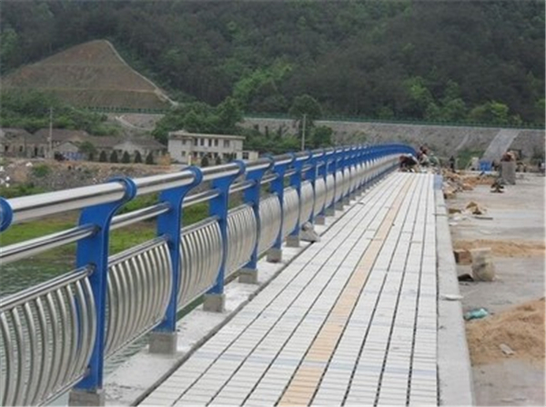 延庆不锈钢桥梁护栏的特性及其在现代建筑中的应用